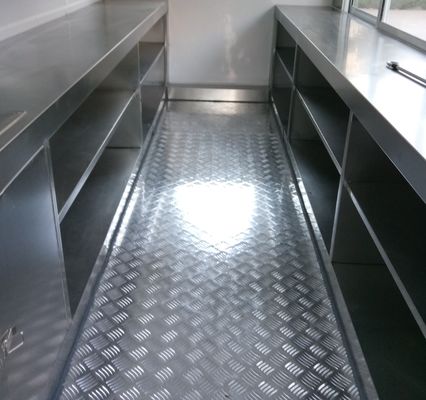 Fast-Food-Trailer in den Vereinigten Staaten mit Küchengeräten und einer kleinen mobilen Küche