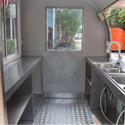 Mobiler Wohnwagen mit Elektrofahrzeug und Weizenmaterial im Jahr 2020