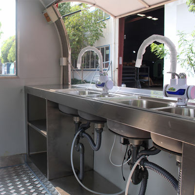 Mobiler Wohnwagen mit Elektrofahrzeug und Weizenmaterial im Jahr 2020