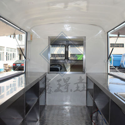 Voll ausgestattete Lebensmittelfahrzeugmaschinen zur Herstellung von Snacks, Eiscreme und Getränken unterwegs