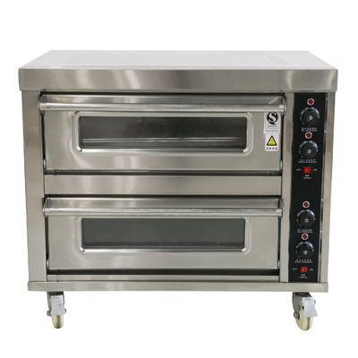 Das Backen von rundem Kokosbrot wird mit einer großen Ofenmaschine in der Pie Long Loaf Bakery erleichtert