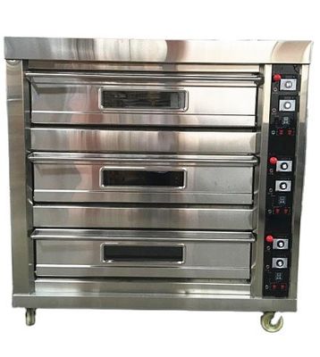 Das Backen von rundem Kokosbrot wird mit einer großen Ofenmaschine in der Pie Long Loaf Bakery erleichtert