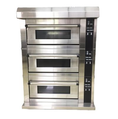 Das Backen von rundem Kokosbrot wird mit einer großen Ofenmaschine in der Pie Long Loaf Bakery erleichtert