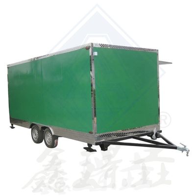 Schön gestalteter mobiler Foodtruck für den Verkauf von Hot Dog Kaffee auf dem Industrieplatz